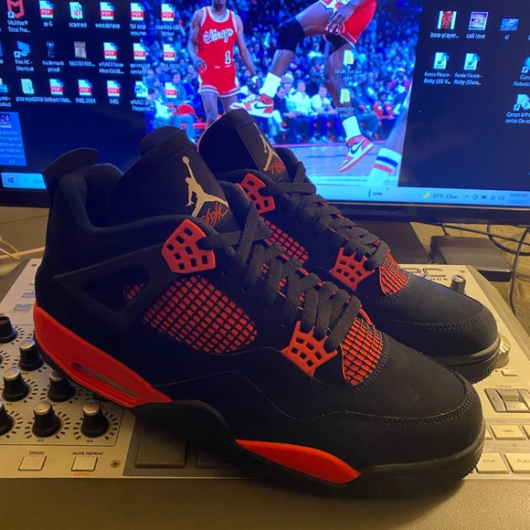 Jordan 4 red thunder deadstock sz 12 main image 11